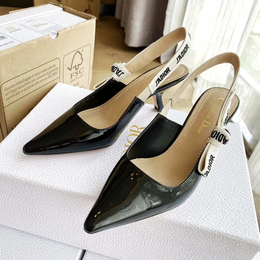👟👟Ex-factory price 440👟👟 Developed one-to-one from the original version, 👠👠✨ ✨Dior’s popular sandals are new🔥 🔥 The same style as the most popular internet celebrities and celebrities of the year💁 💁. Imported fabric, lining and feet are made of calfskin lining🐑. Original molded heel, heel height 10Cm 6.5cm💘 Original molded metal outsole with five-pointed star LOGO mark✨. Original bow, 💅 Italian leather outsole. 👄💋 Full set of packaging (bags, cards, invoices, one-to-one wrapping paper) 34 40 41 customized